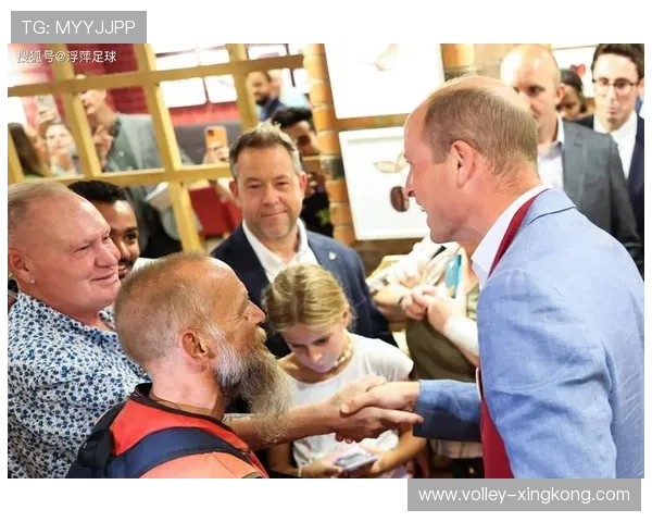 足球球星交换袜子瞬间引发热议 亲密互动展现场下友谊与尊重