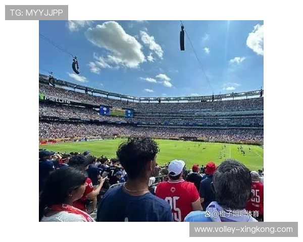 这位球星家里竟然拥有私人足球场，豪华程度让人惊叹